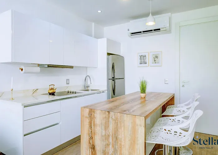 Premium Location Steps To 5th, Rooftop Pool & Bbq *