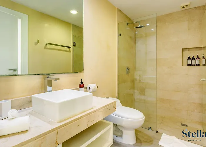 Premium Location Steps To 5th, Rooftop Pool & Bbq *