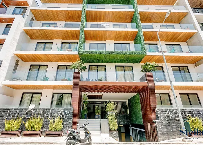 Premium Location Steps To 5th, Rooftop Pool & Bbq